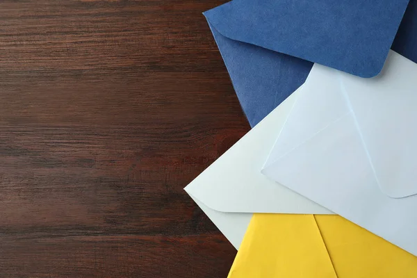 Ahşap Masanın Üstünde Renkli Kağıt Zarflar Üst Manzara Metin Için — Stok fotoğraf