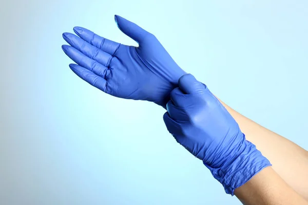 Женщина Надевает Латексные Перчатки Светло Синий Фон Крупным Планом Рук — стоковое фото