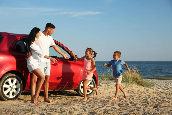 Bambini Felici Che Corrono Dai Genitori Sulla Spiaggia Sabbia Viaggio — Foto Stock