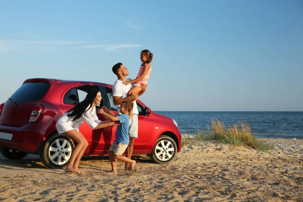 Glückliche Familie Mit Spaß Der Nähe Von Auto Sandstrand Sommerreise — Stockfoto