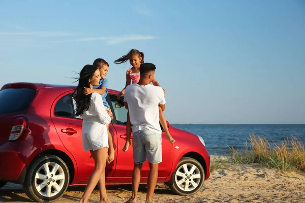 Joyeux Famille Près Voiture Sur Plage Sable Fin Voyage Été — Photo