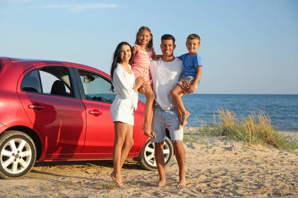 砂浜の車の近くの幸せな家族 夏の旅 — ストック写真