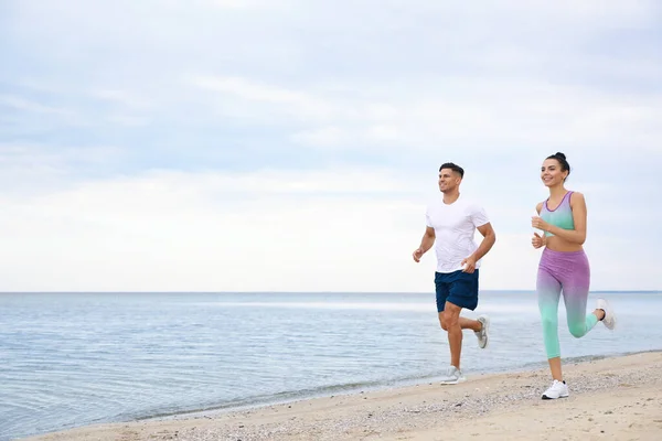 Coppia Che Corre Insieme Sulla Spiaggia Spazio Testo Formazione Del — Foto Stock