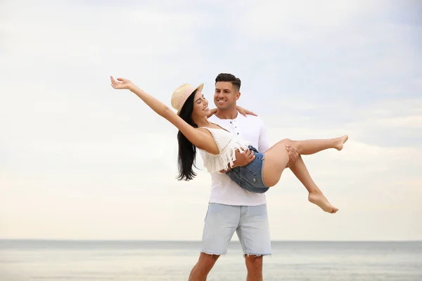Härligt Par Som Har Roligt Vackra Stranden — Stockfoto