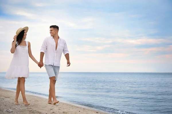 Casal Encantador Andando Praia Espaço Para Texto — Fotografia de Stock