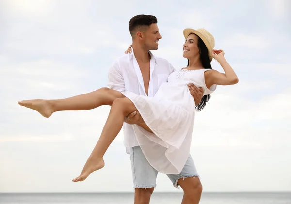 Mooi Koppel Hebben Plezier Het Strand Buurt Van Zee — Stockfoto