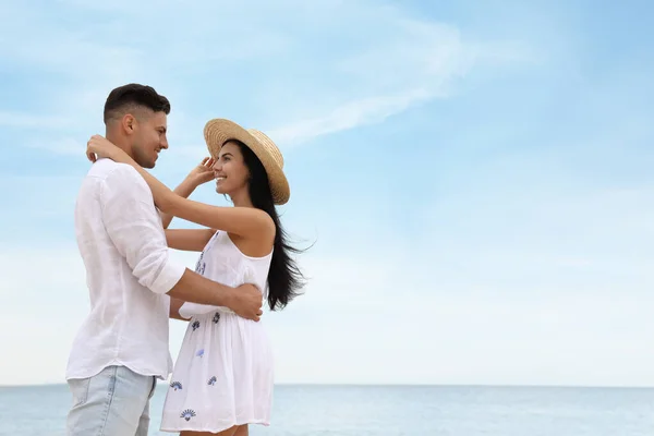 Casal Encantador Passar Tempo Juntos Praia Perto Mar Espaço Para — Fotografia de Stock