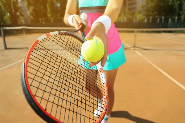 Sportiva Che Prepara Servire Palla Tennis Campo Primo Piano — Foto Stock