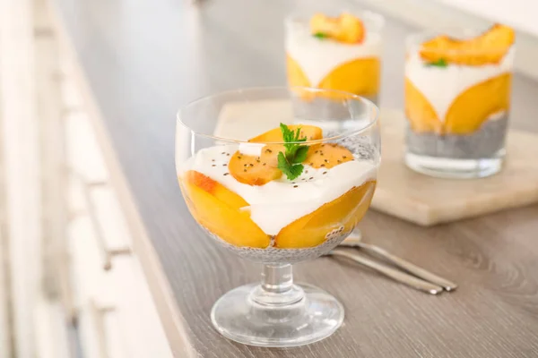 Gustoso Dessert Alla Pesca Con Yogurt Semi Chia Servito Tavola — Foto Stock
