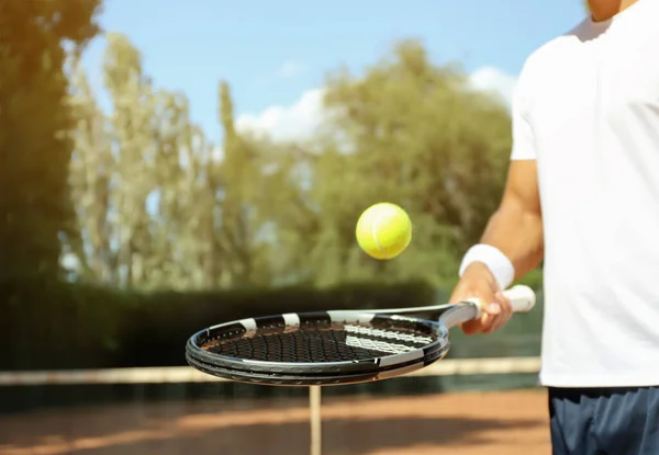 在阳光灿烂的日子 运动员在球场上打网球 — 图库照片