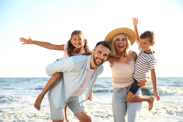 Joyeux Famille Sur Plage Près Mer Vacances Été — Photo