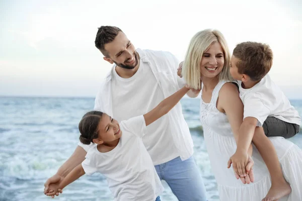 Gelukkige Familie Hebben Plezier Het Strand Buurt Van Zee — Stockfoto