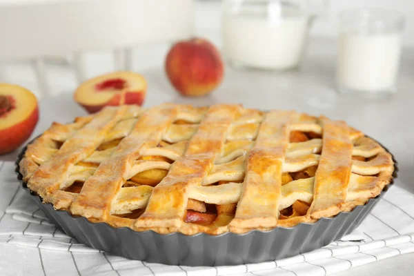 Delicious Segar Peach Pie Meja Dapur Ringan Closeup — Stok Foto