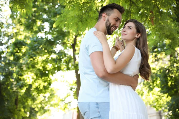 Härligt Ungt Par Dansar Tillsammans Parken Solig Dag — Stockfoto