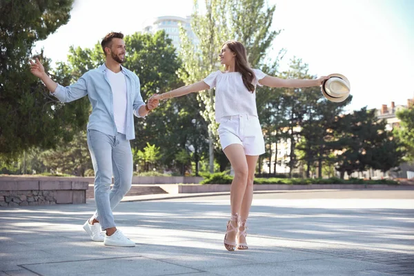 Preciosa Pareja Joven Bailando Juntos Aire Libre Día Soleado — Foto de Stock