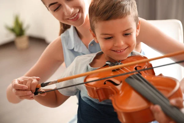 Giovane Donna Che Insegna Bambino Suonare Violino Chiuso — Foto Stock