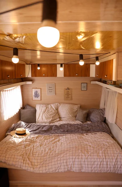 风格别致的房间内部舒适的床和枕头在现代拖车 露营假 — 图库照片