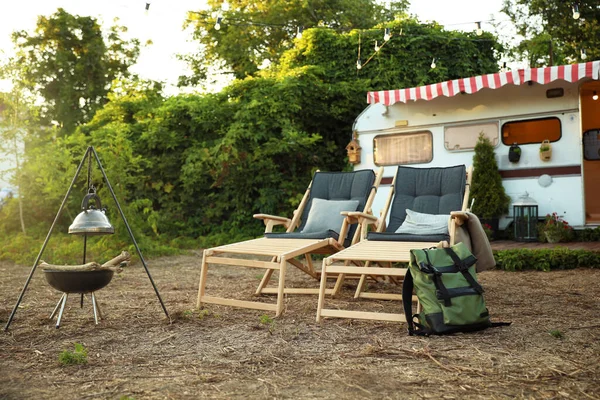 Liegestühle Und Rucksack Der Nähe Moderner Anhänger Campingsaison — Stockfoto