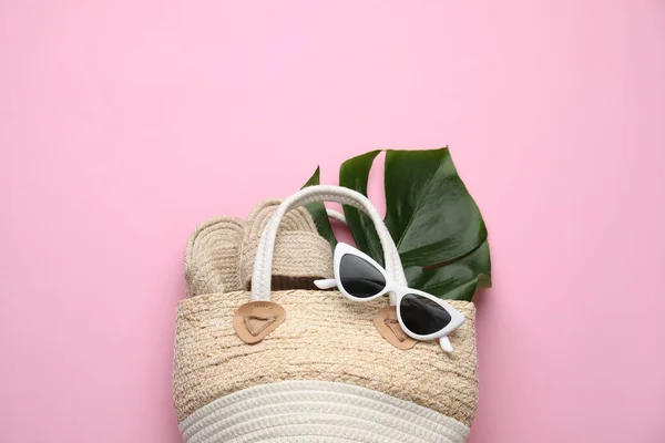 ピンクの背景に靴 熱帯の葉とサングラスを持つエレガントな女性のわらバッグ トップビュー — ストック写真