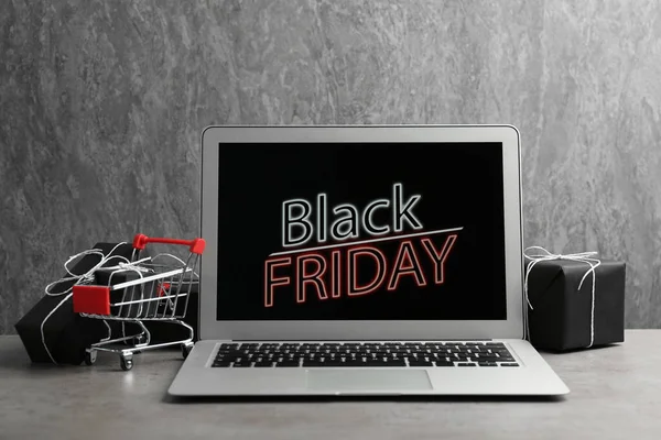 Laptop Black Friday Announcement Small Shopping Cart Gifts Table Grey — Stock Photo, Image