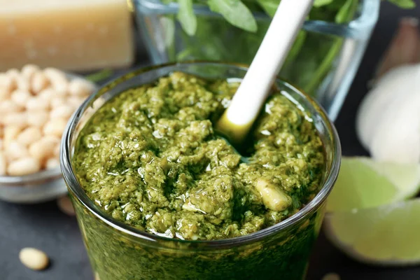 Copa Sabroso Pesto Rúcula Mesa Primer Plano — Foto de Stock