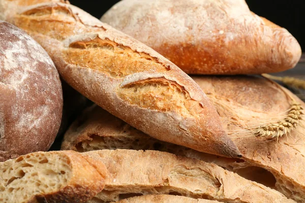 バックグラウンドとして新鮮なパンの様々な種類 クローズアップ — ストック写真
