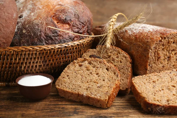 Lekker Vers Gebakken Brood Houten Tafel — Stockfoto