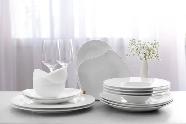 Set Avec Vaisselle Propre Vase Fleurs Sur Table Gris Clair — Photo