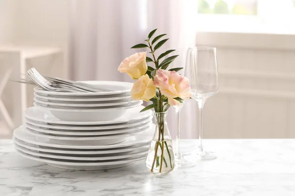 Állítsa Tiszta Ételek Váza Virágok Fehér Márvány Asztal — Stock Fotó