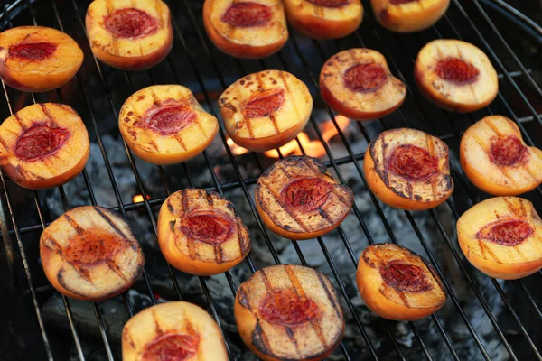 Modern Grill Med Välsmakande Persikor Närbild — Stockfoto