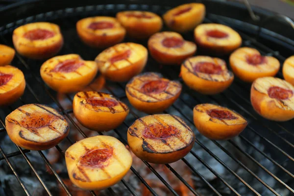 Parrilla Moderna Con Sabrosos Melocotones Cortados Primer Plano —  Fotos de Stock