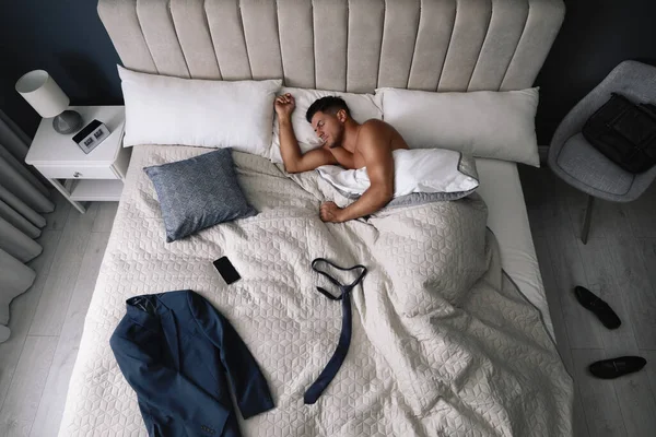 Zmęczony Mężczyzna Śpiący Łóżku Pracy Widok Góry — Zdjęcie stockowe