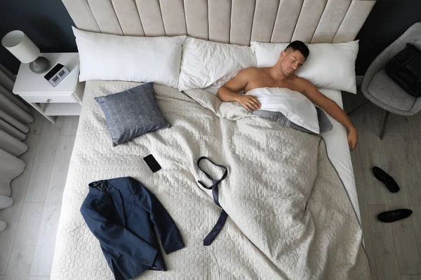 Hombre Cansado Durmiendo Cama Casa Después Del Trabajo Por Encima — Foto de Stock