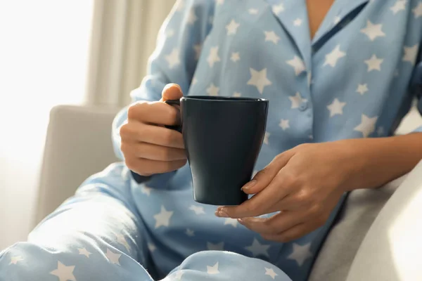 Kvinna Pyjamas Med Kopp Sitter Soffan Hemma Närbild — Stockfoto