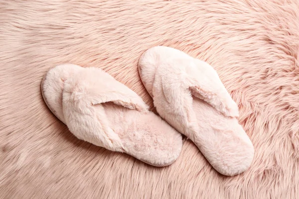 Pair Soft Slippers Pink Faux Fur Flat Lay — Stock Photo, Image