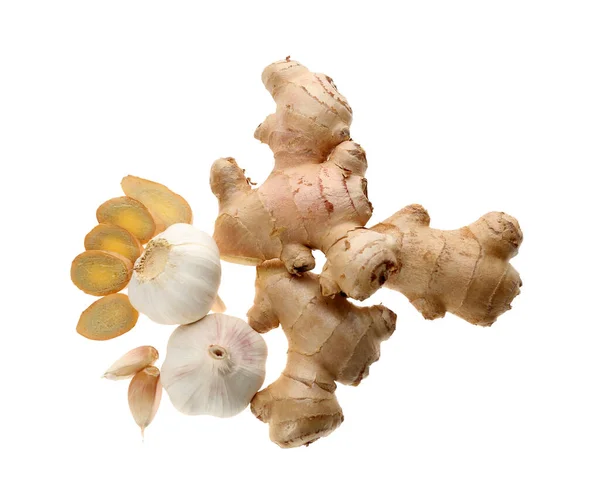 白を背景に生姜と新鮮なニンニク トップビュー 自然な風邪の治療 — ストック写真