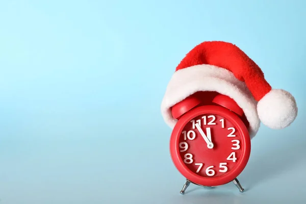 警钟上有圣诞装饰浅蓝色背景 文字空间 新年倒数计时 — 图库照片