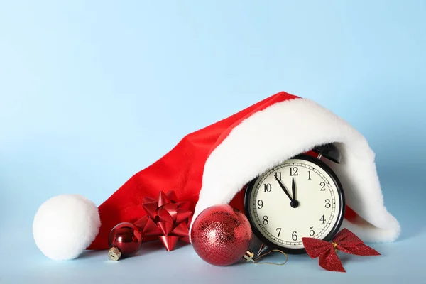 ライトブルーの背景にクリスマスの装飾とヴィンテージ目覚まし時計 新年のカウントダウン — ストック写真