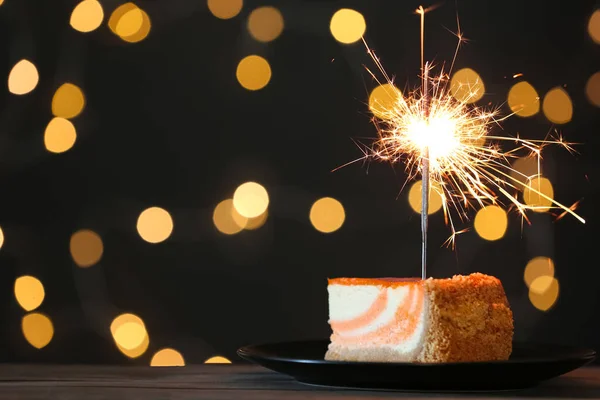 Tarta Con Bengala Ardiente Sobre Mesa Negra Contra Luces Festivas —  Fotos de Stock