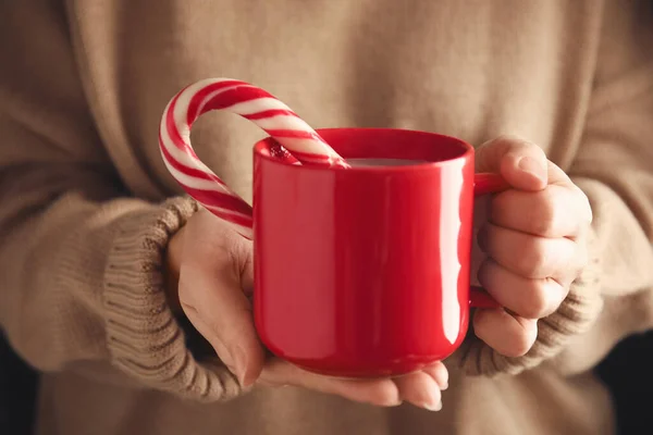 Frau Hält Tasse Mit Leckerem Kakao Mit Weihnachtsbonbons Nahaufnahme — Stockfoto