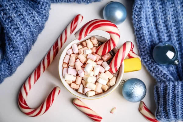 Copa Sabroso Cacao Con Malvaviscos Bastones Caramelo Bolas Navidad Mesa — Foto de Stock