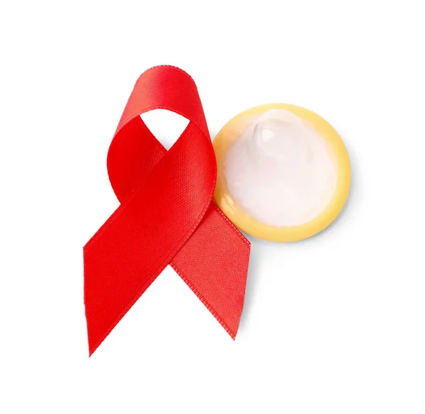 Nastro Rosso Preservativo Isolati Bianco Consapevolezza Della Malattia Aids — Foto Stock