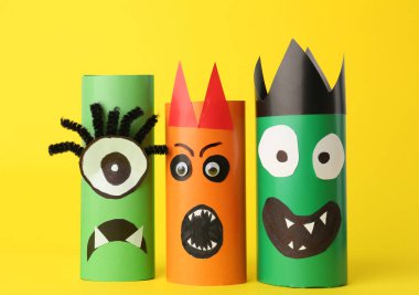 Sarı arka planda komik canavarlar. Cadılar Bayramı dekorasyonu