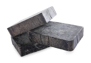 Beyaz üzerine izole edilmiş katran sabunları. Doğal ürün.