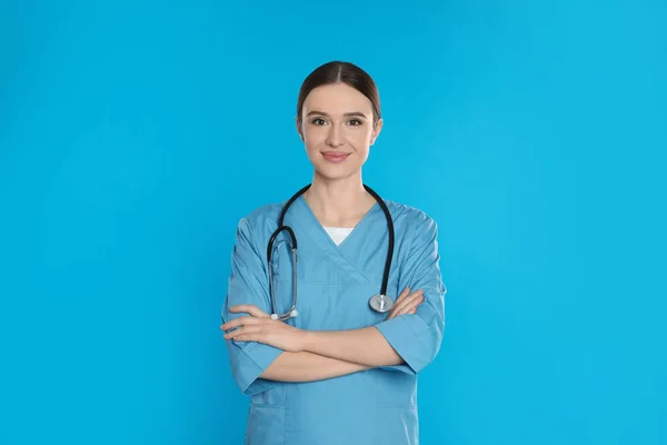 Retrato Médico Com Estetoscópio Fundo Azul — Fotografia de Stock