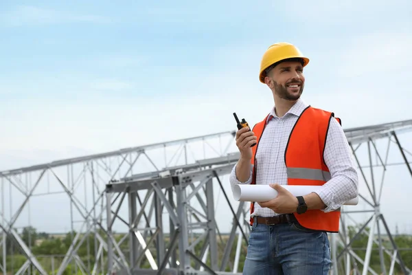 Ingeniero Profesional Con Plan Walkie Talkie Cerca Construcción Torres Alta — Foto de Stock