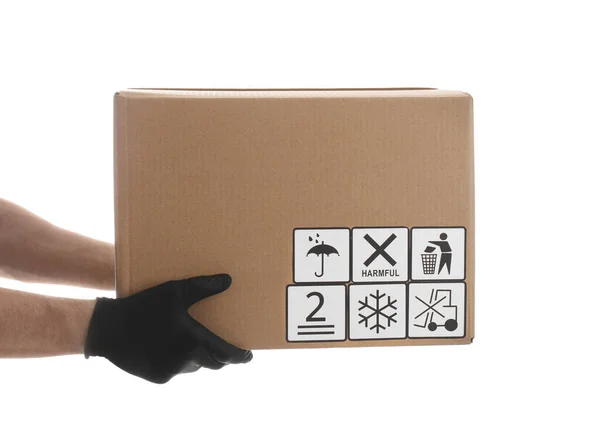 白い背景に異なるパッケージのシンボルと宅配便保持段ボール箱 クローズアップ 小包の配達 — ストック写真