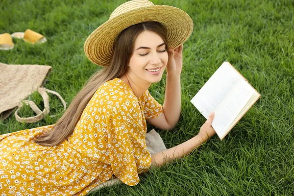 Jonge Vrouw Die Boek Leest Groen Gras — Stockfoto