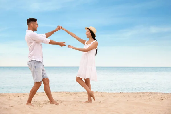 Mooi Koppel Dansen Strand Buurt Van Zee — Stockfoto