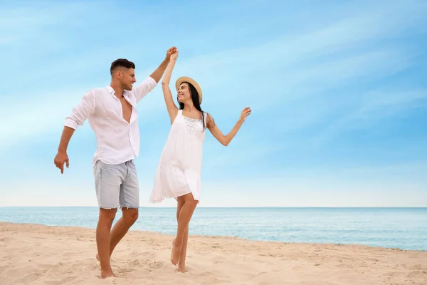 Schöne Paare Tanzen Strand Der Nähe Des Meeres Raum Für — Stockfoto